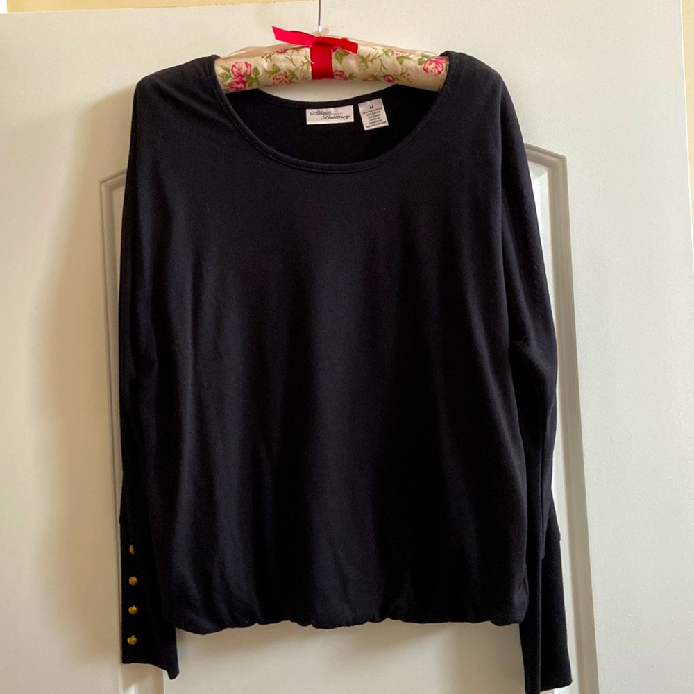 Beautiful gold button detail top in size M